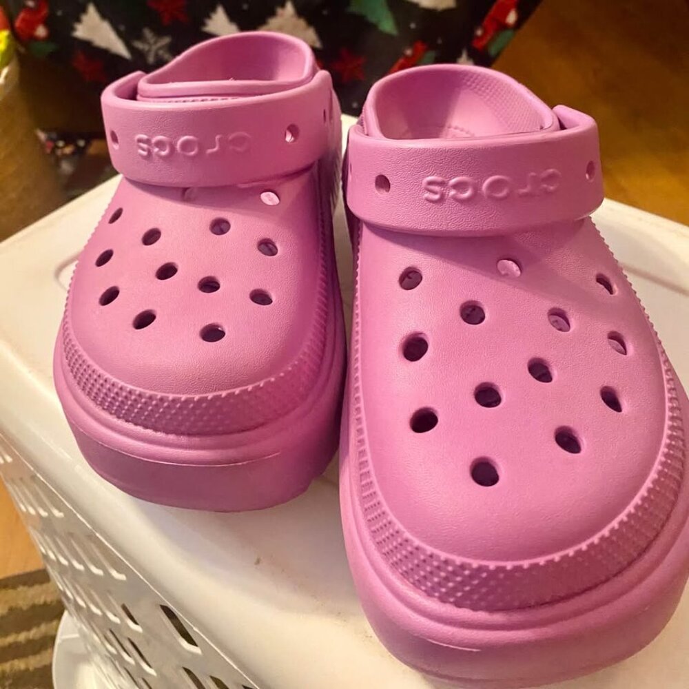 Crocs women’s Sz 8 pink Stomp clog. Excellent condition.